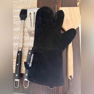 The Pampered Chef Black Oven Mitt and Grilling set